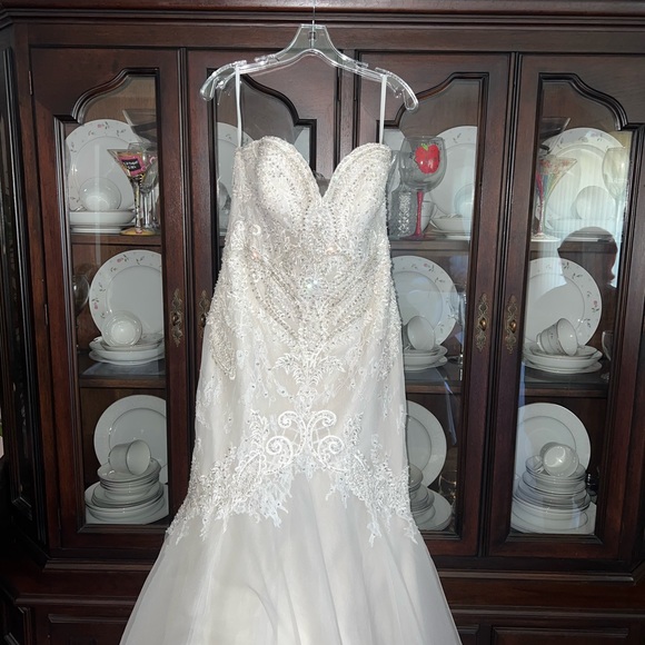 BRAND NEW BIJOU BRIDAL GOWN - Picture 1 of 6